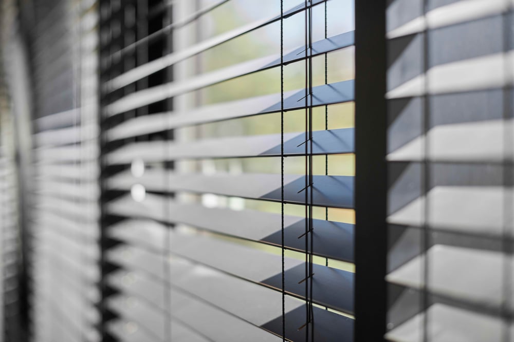 office-blinds-modern-wooden-jalousie-office-meeting-room-lighting-range-control