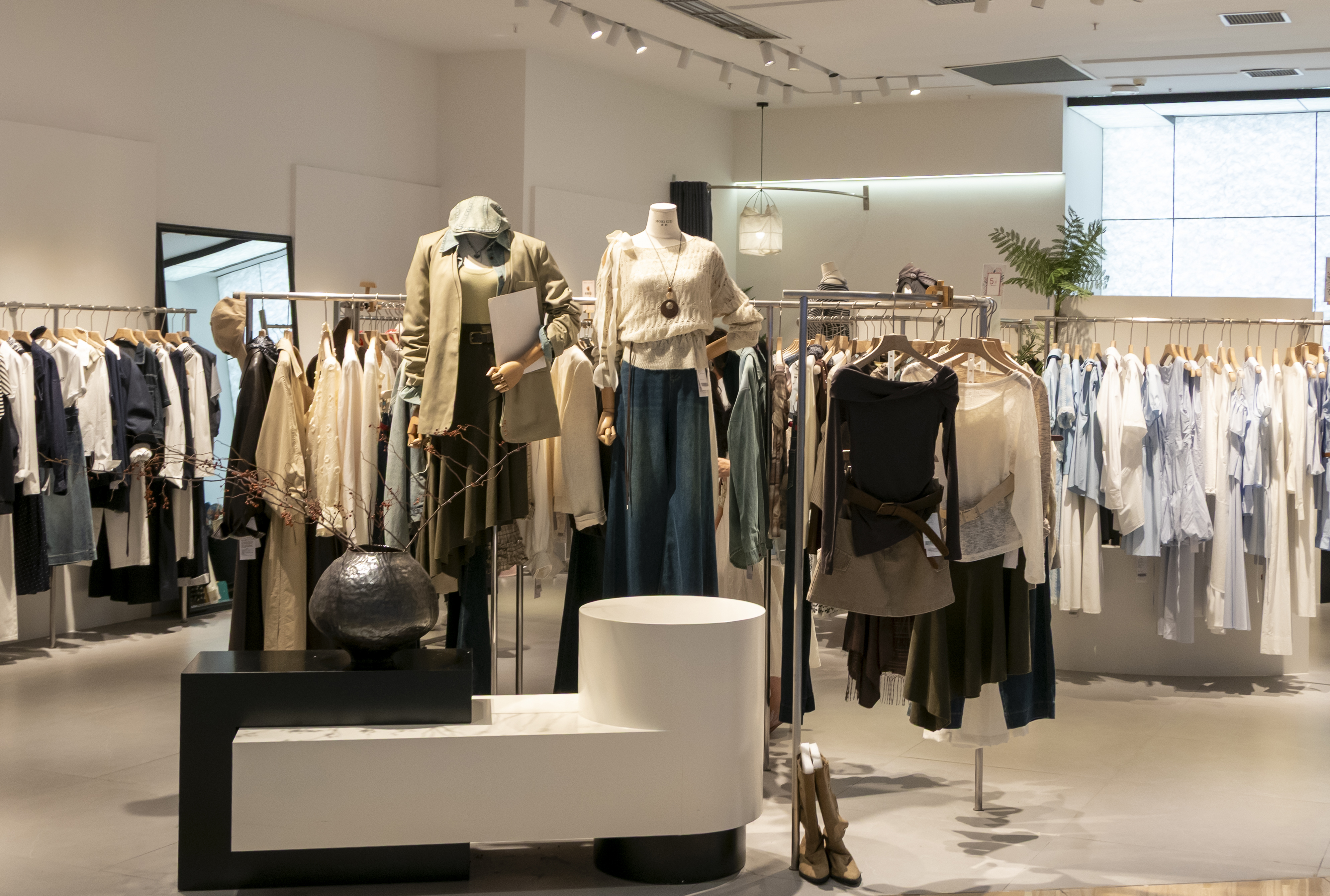 womens-fashion-store-shopping-center